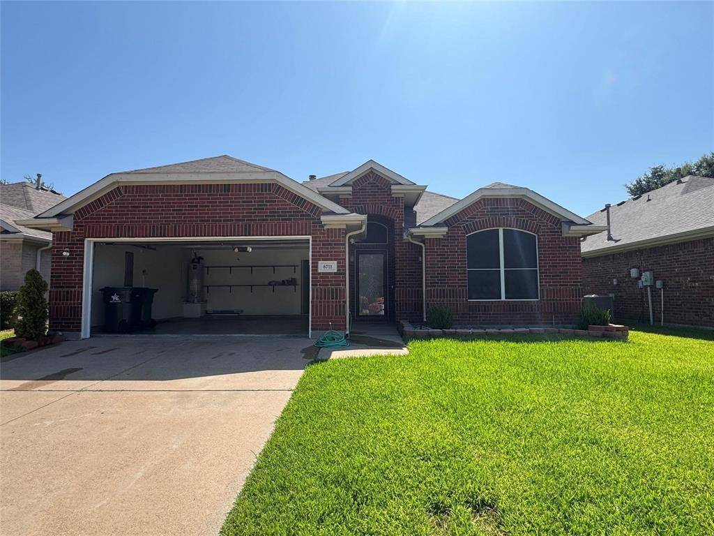6711 Kinross Drive, Arlington, TX 76002