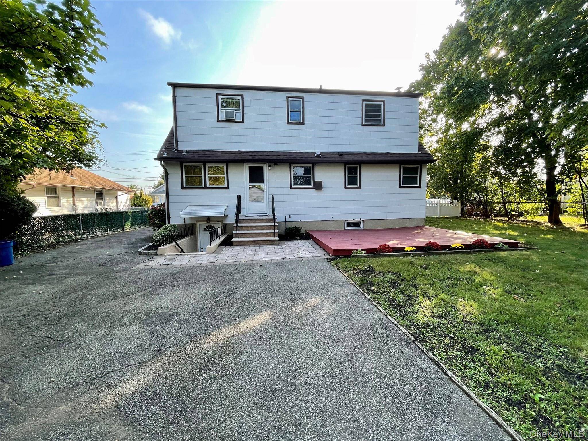 5 Denton PL, Farmingdale, NY 11735