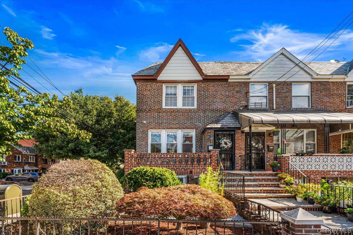 19-01 21st DR, Astoria, NY 11105