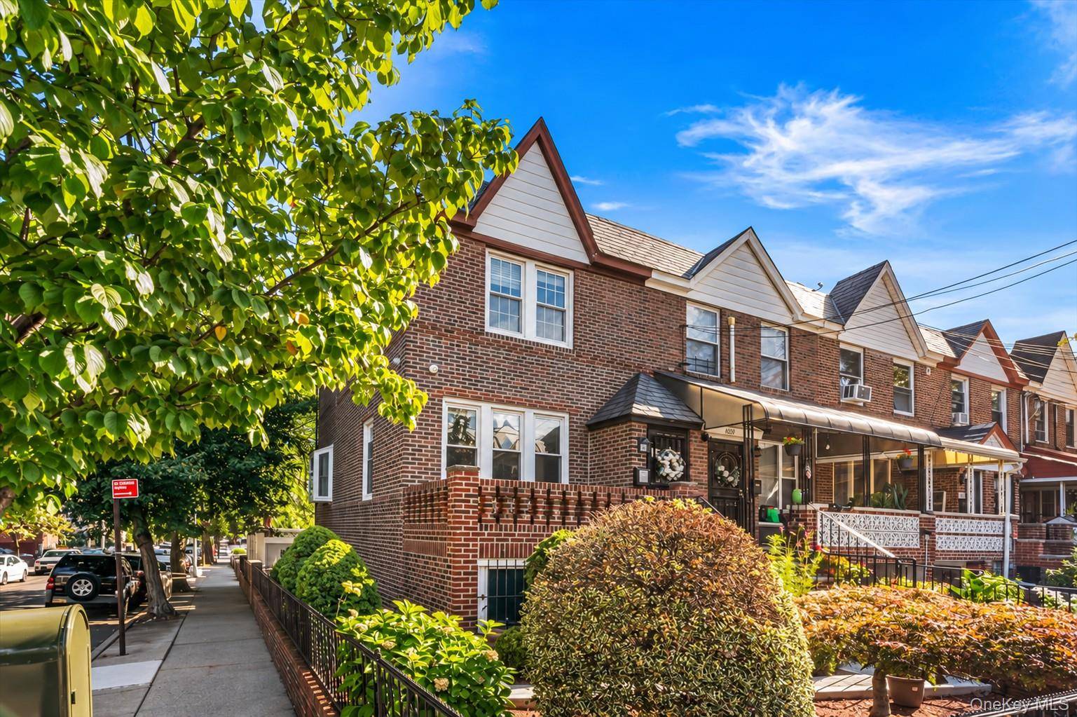 19-01 21st DR, Astoria, NY 11105