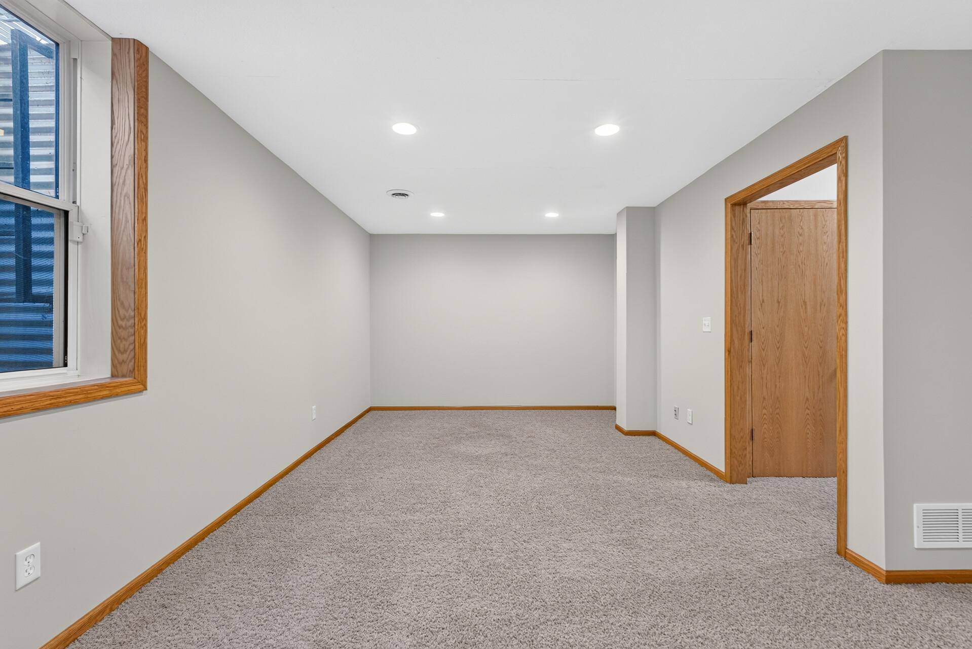 607 1st AVE NW, Osseo, MN 55369