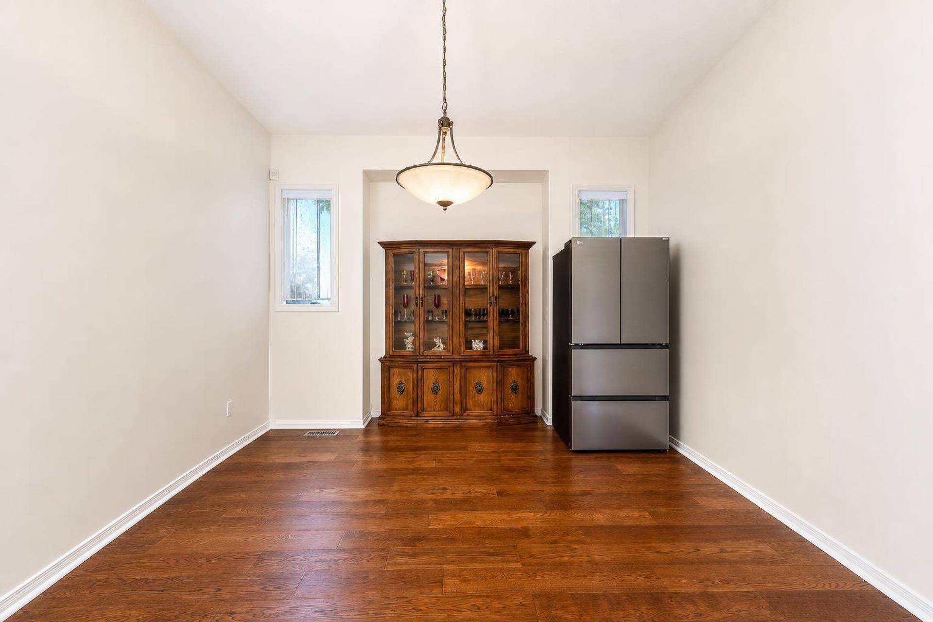 27 Thoroughbred BLVD, Hamilton, ON L9K 1L2