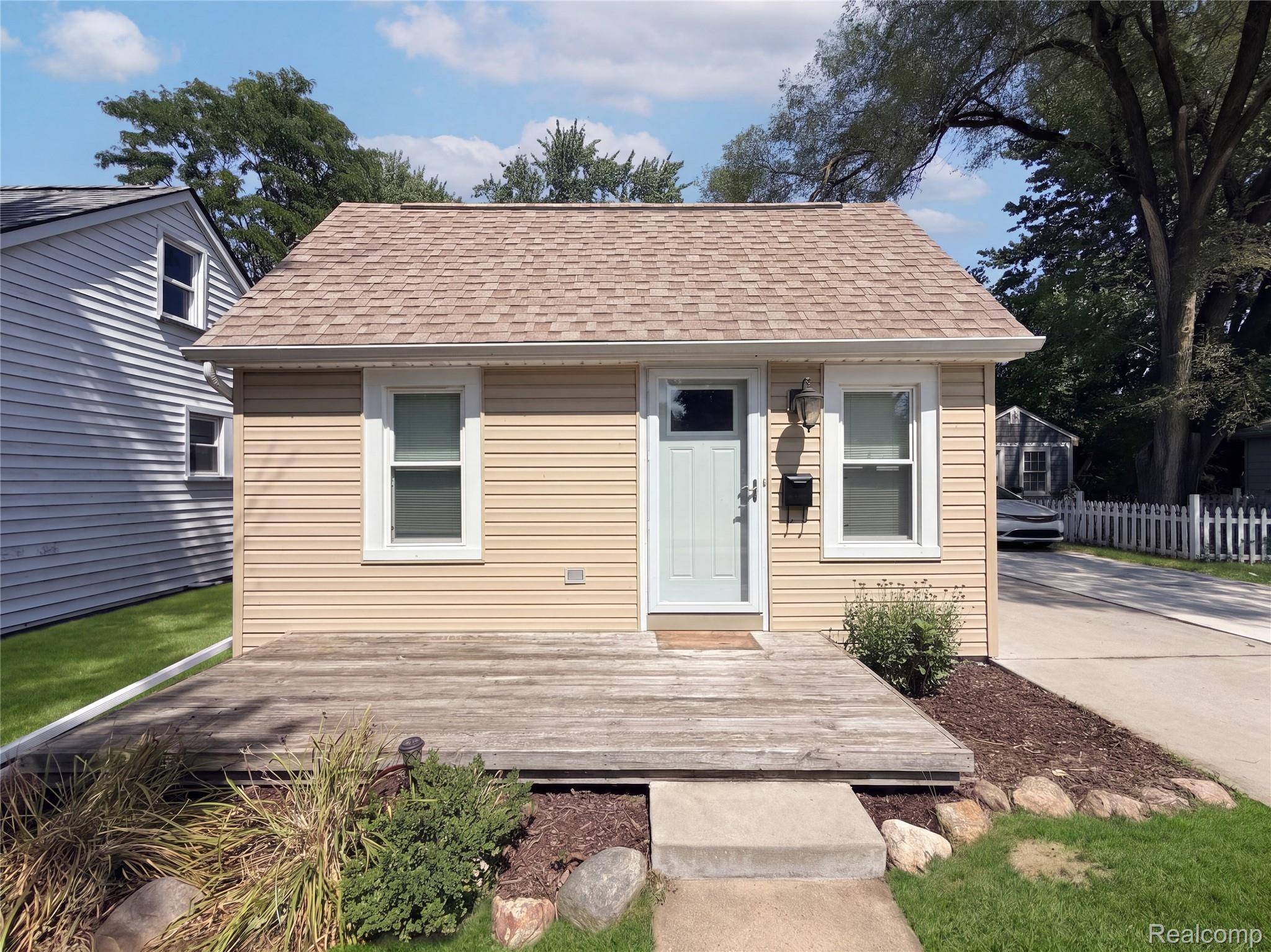 20919 Hollywood ST, Harper Woods, MI 48225