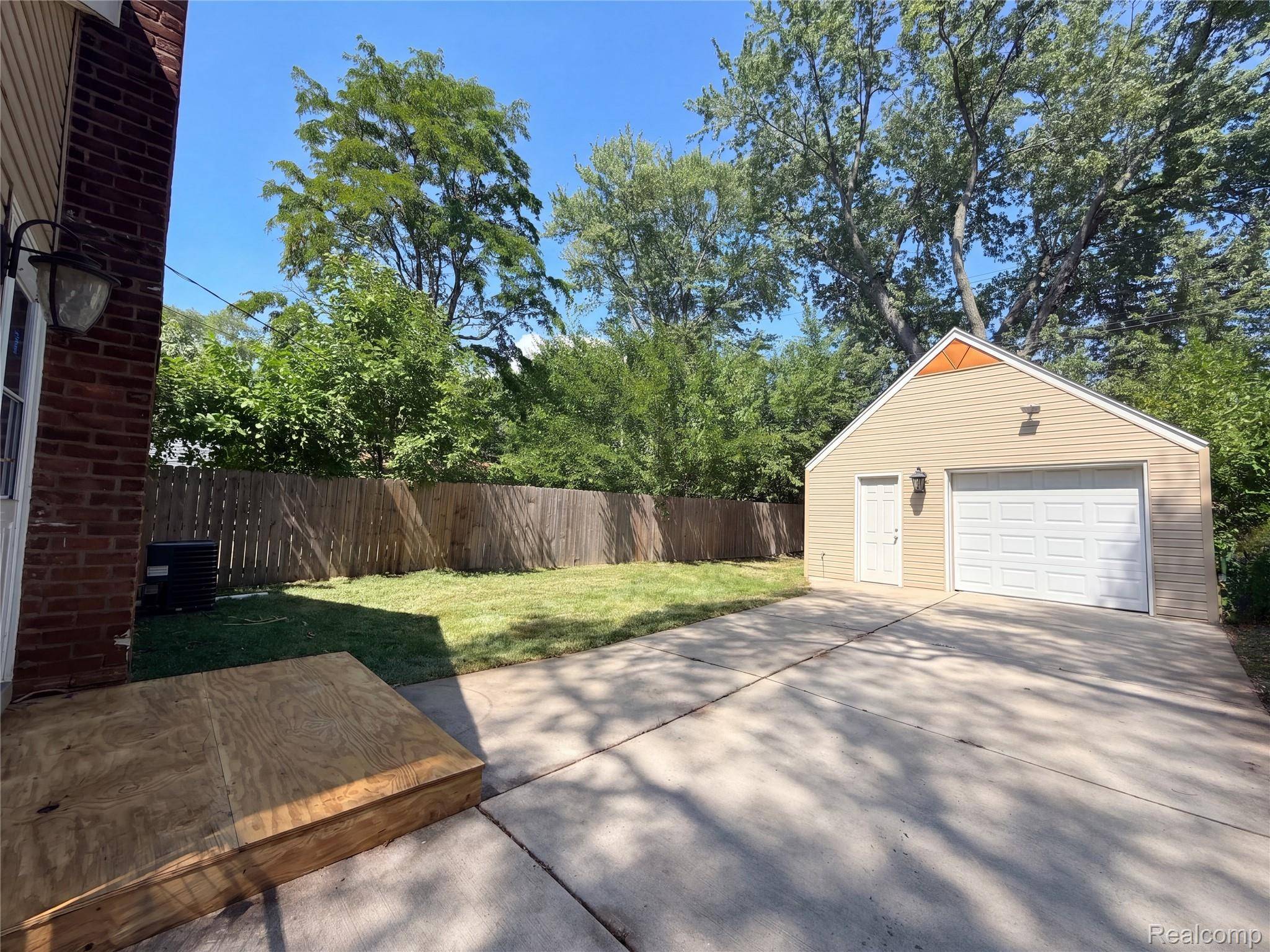 20919 Hollywood ST, Harper Woods, MI 48225