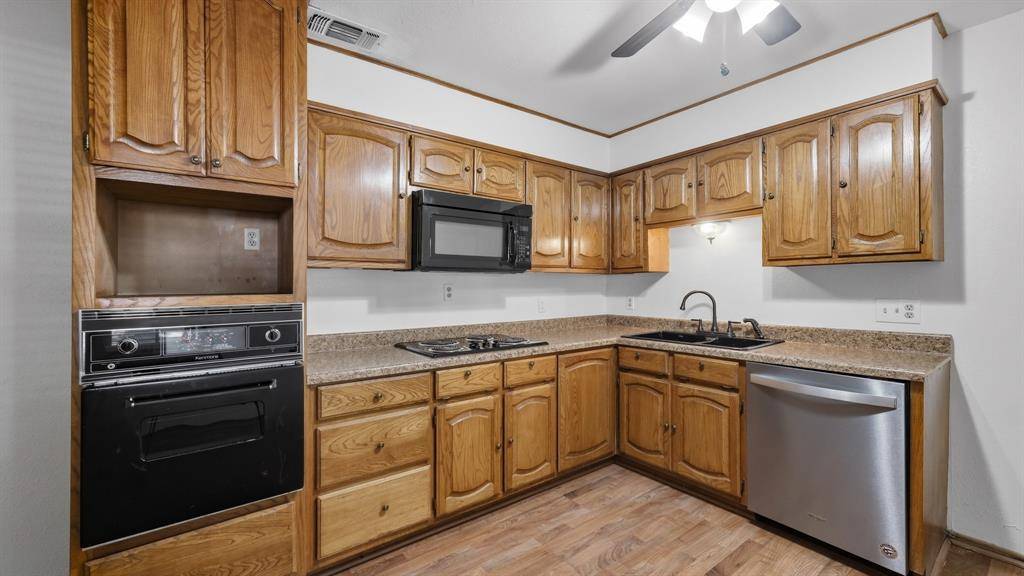 1406 S Elm Street, Weatherford, TX 76086