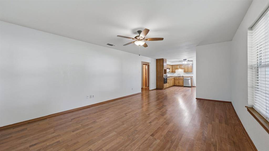 1406 S Elm Street, Weatherford, TX 76086