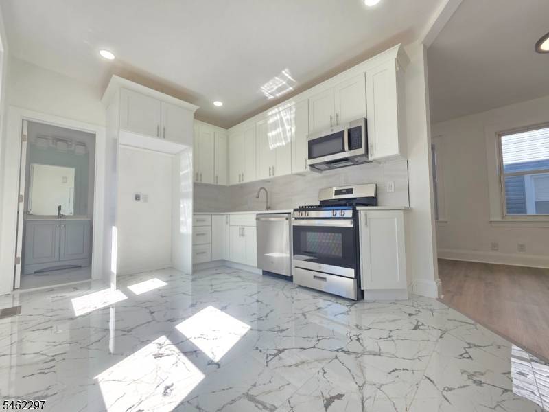 112 Arthur St, Linden City, NJ 07036