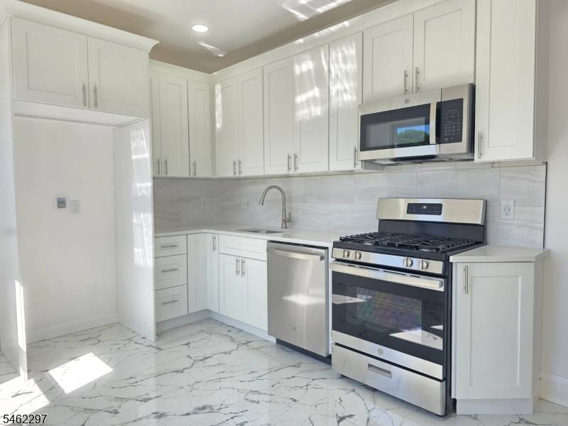 112 Arthur St, Linden City, NJ 07036