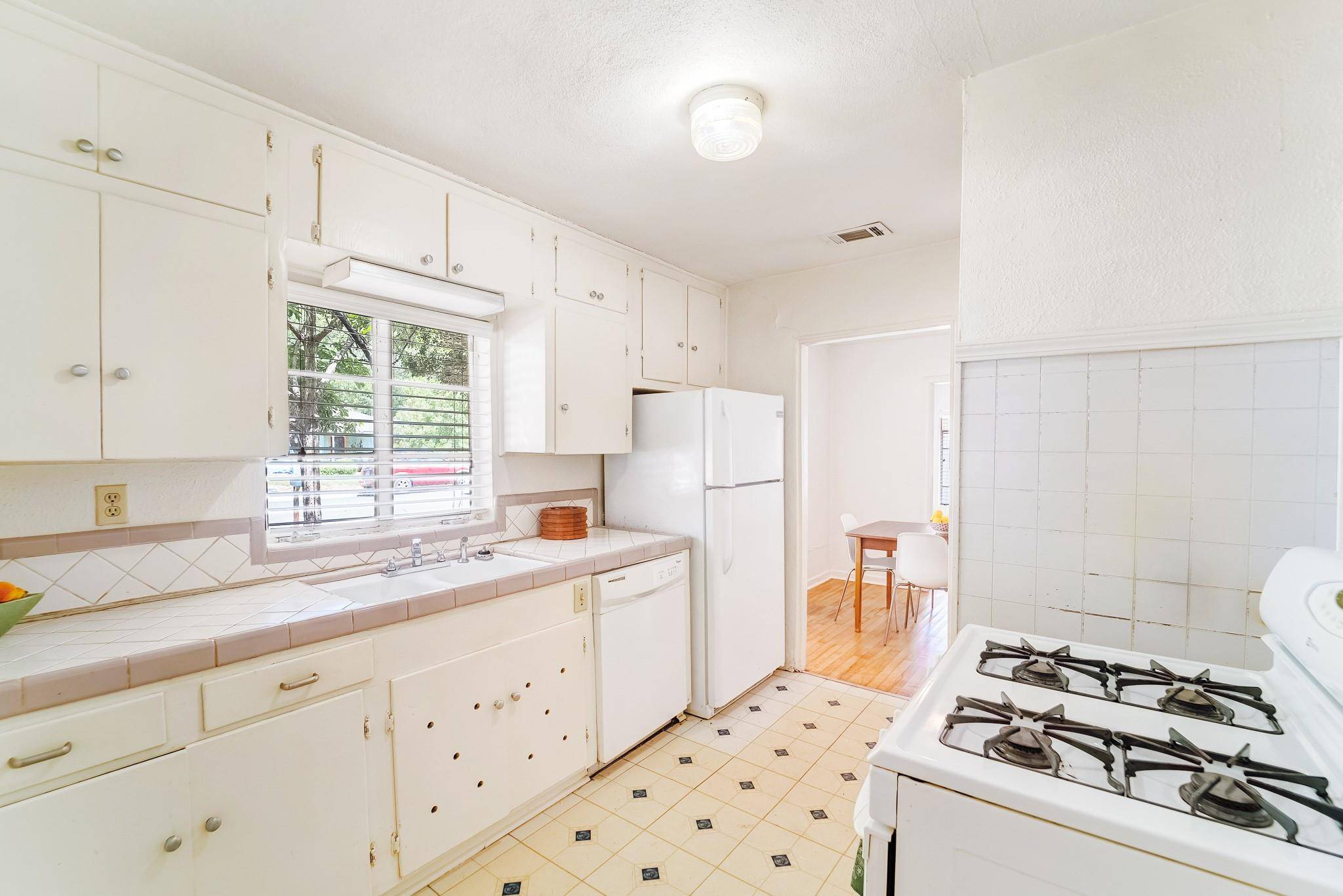1064 Sycamore ST, San Marcos, TX 78666