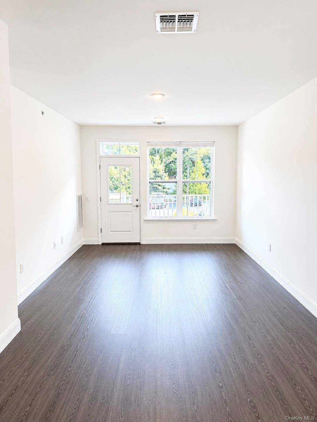 1046 New York AVE #15, Huntington Station, NY 11746