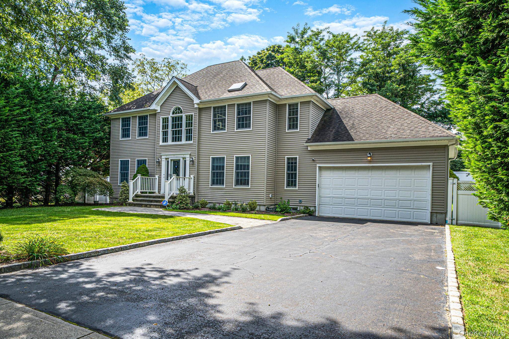 9 Franciscan LN, Smithtown, NY 11787