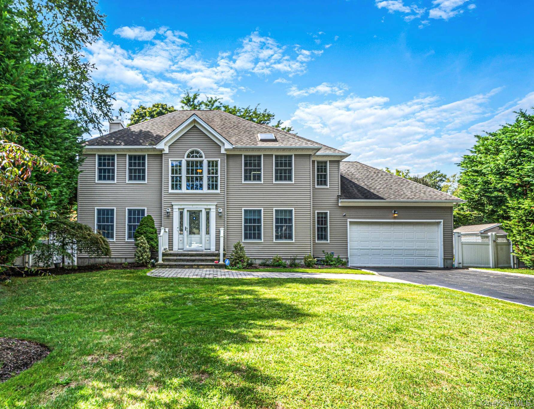 9 Franciscan LN, Smithtown, NY 11787
