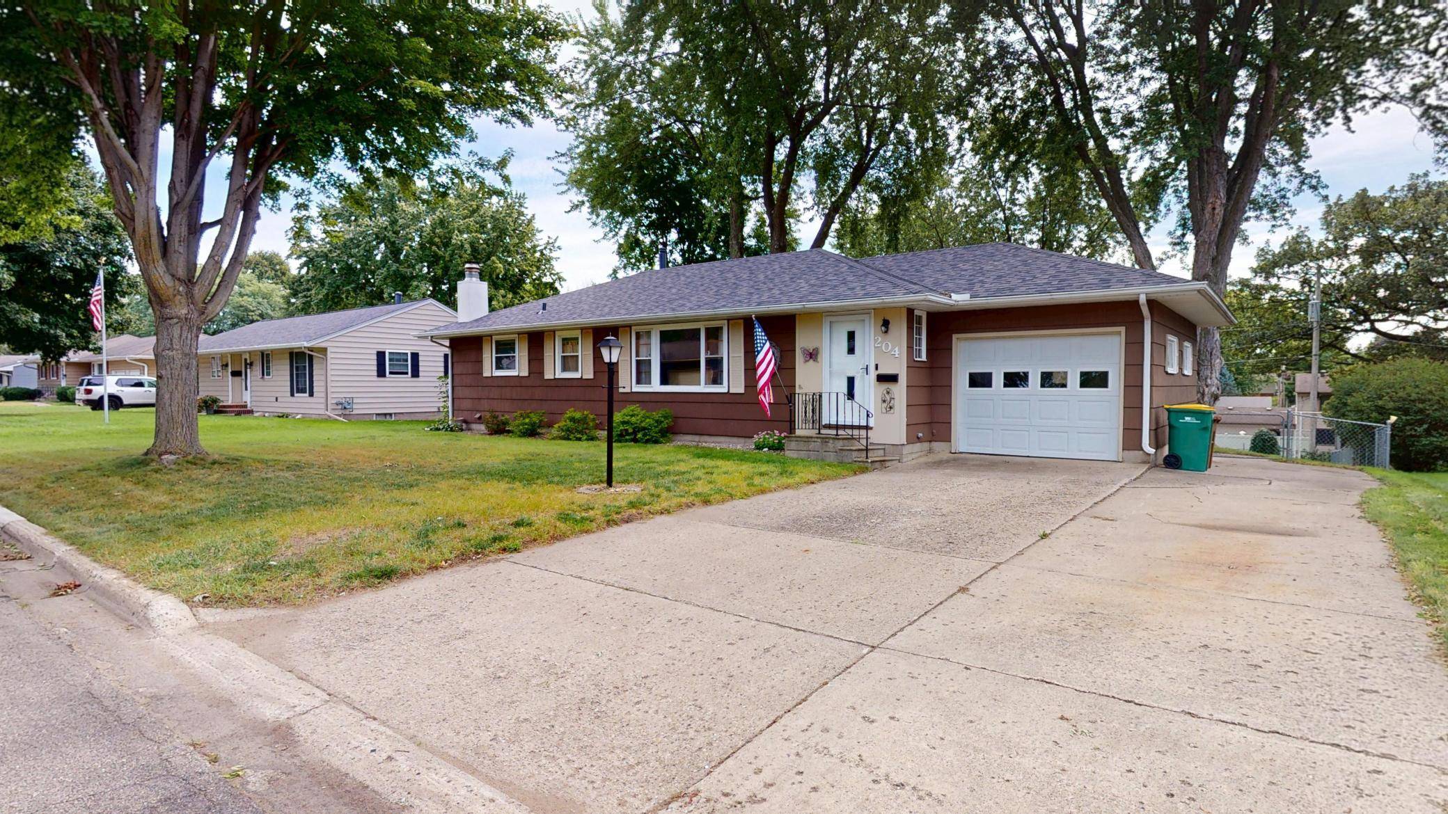 204 Fairview DR, Albert Lea, MN 56007