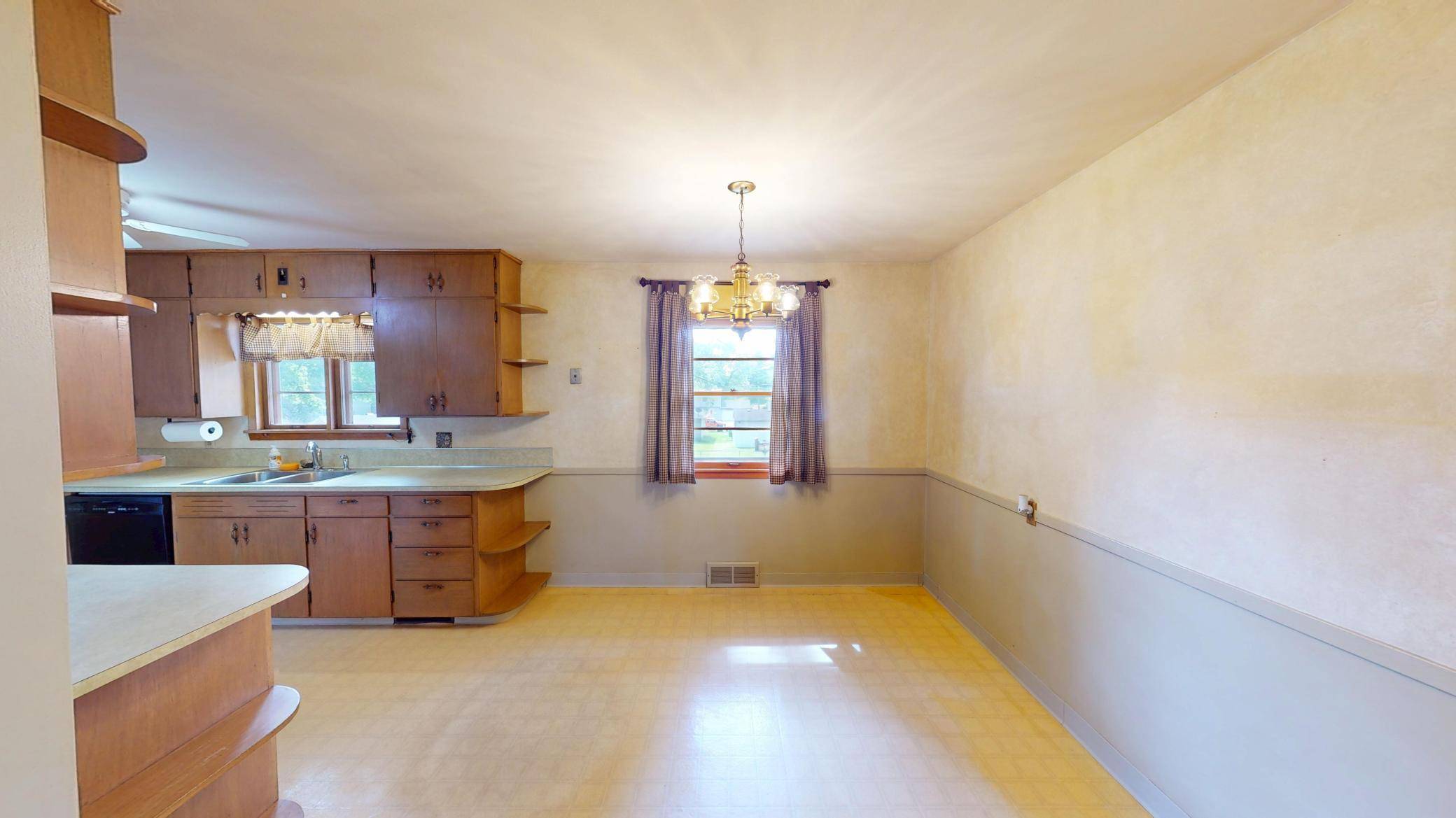 204 Fairview DR, Albert Lea, MN 56007