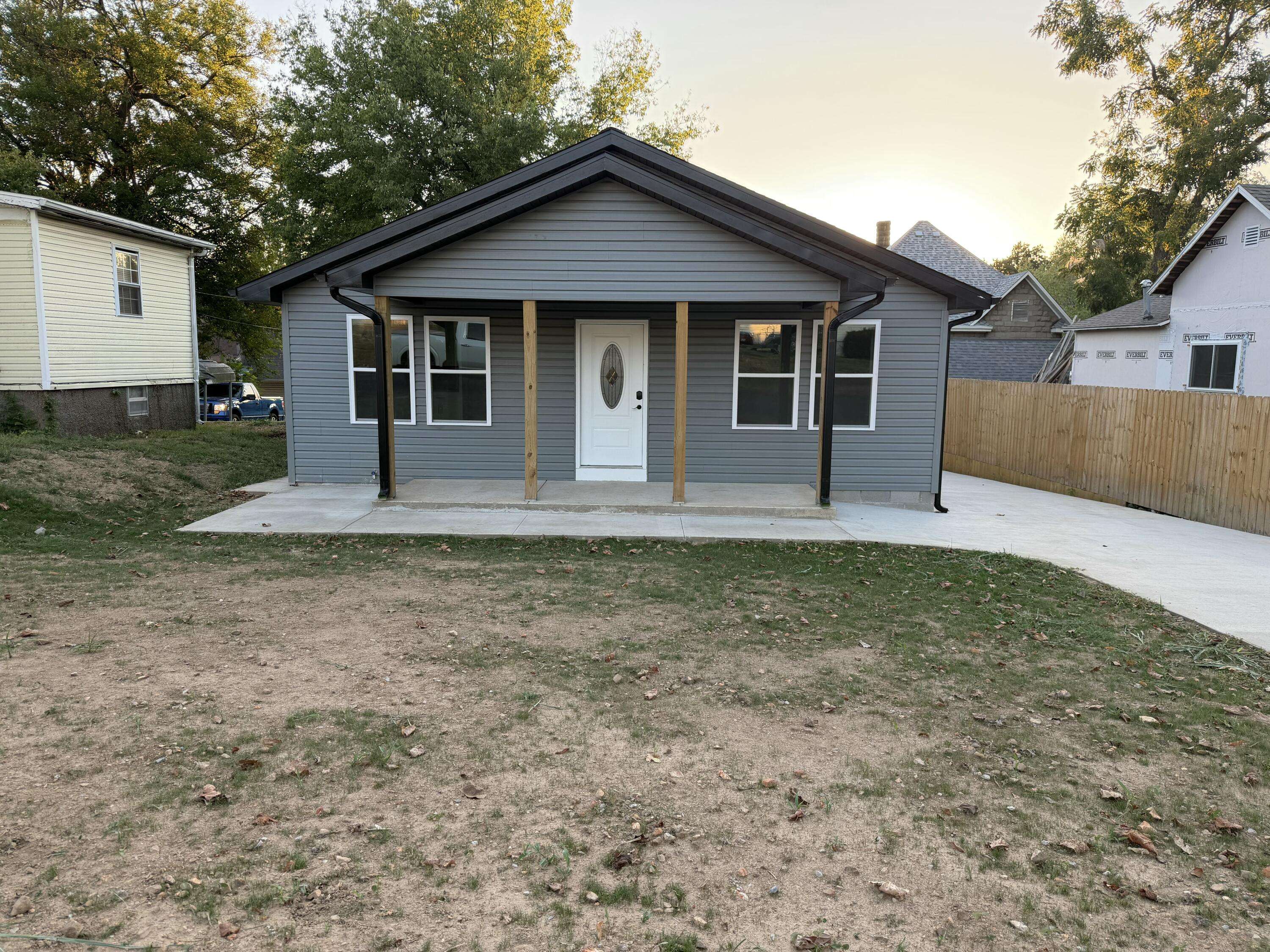 408 2nd ST, Monett, MO 65708