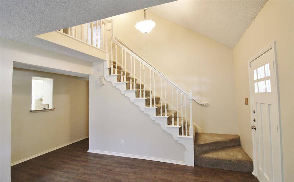 900 Valley Ridge Drive, Desoto, TX 75115
