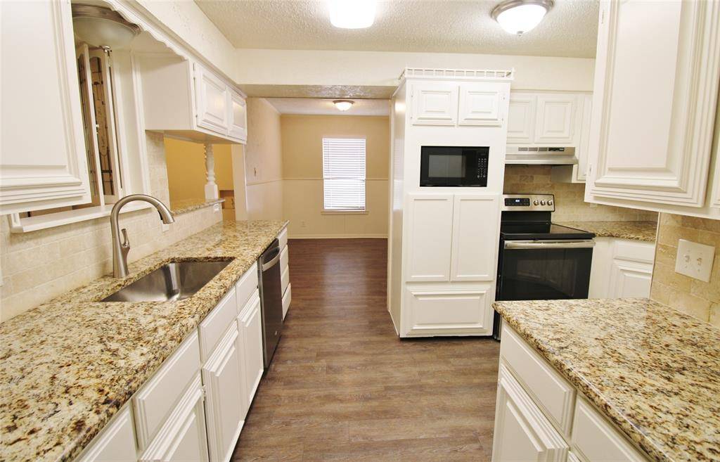 900 Valley Ridge Drive, Desoto, TX 75115