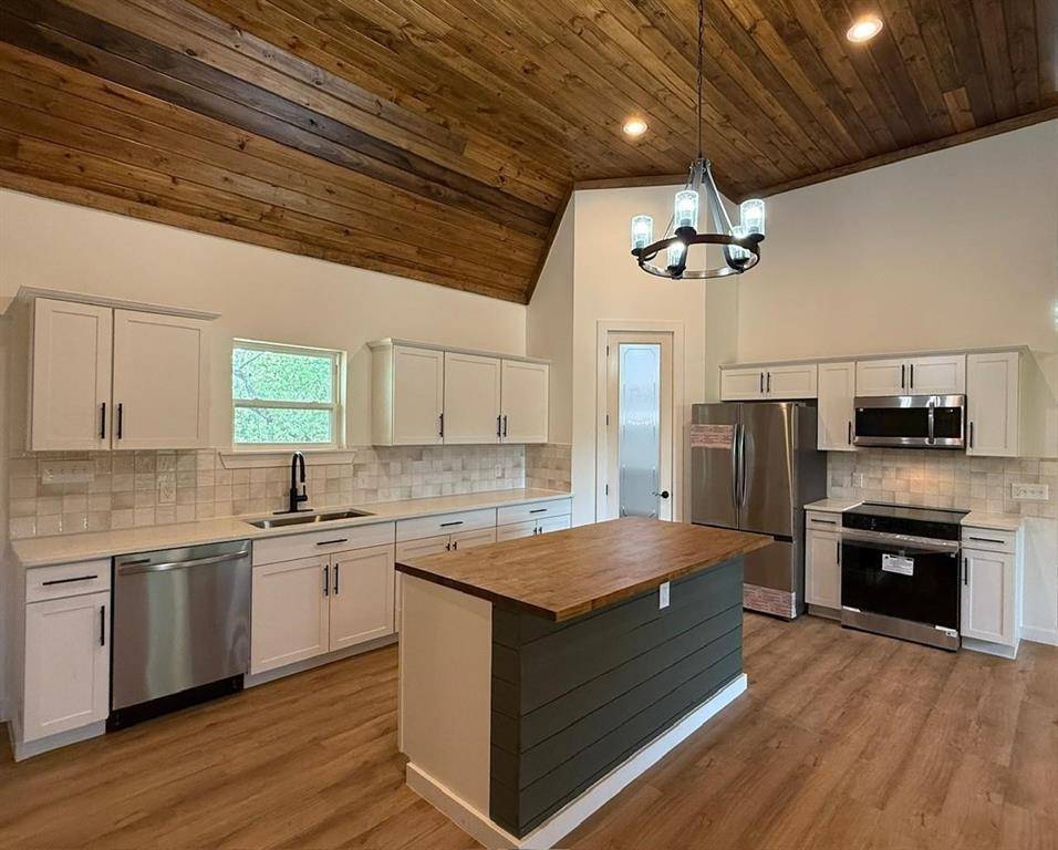 145 Greenbriar Court, Runaway Bay, TX 76426