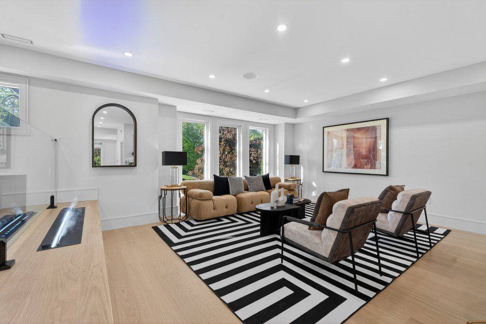 339 Broadway AVE, Toronto C12, ON M4P 1W6