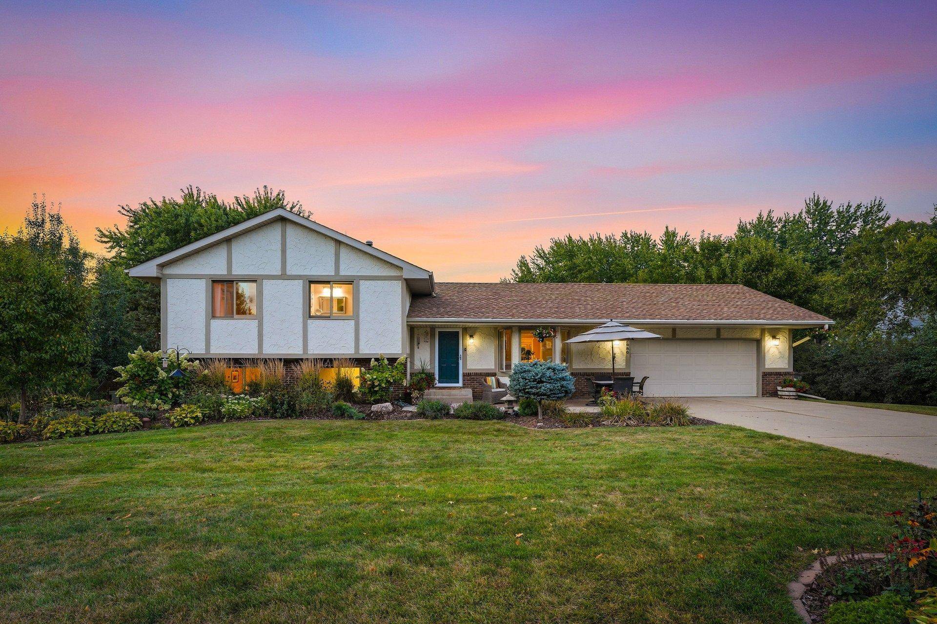 2080 Kelzer Pond DR, Victoria, MN 55386