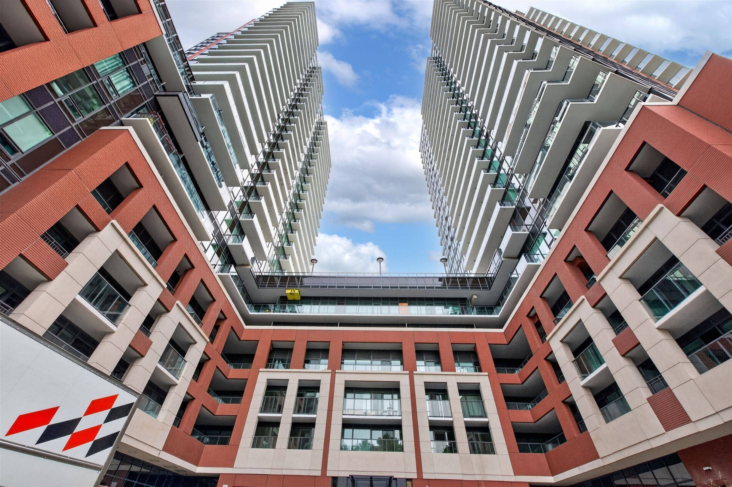 4010 Eglinton AVE W #1813, Toronto W09, ON M9A 0G5