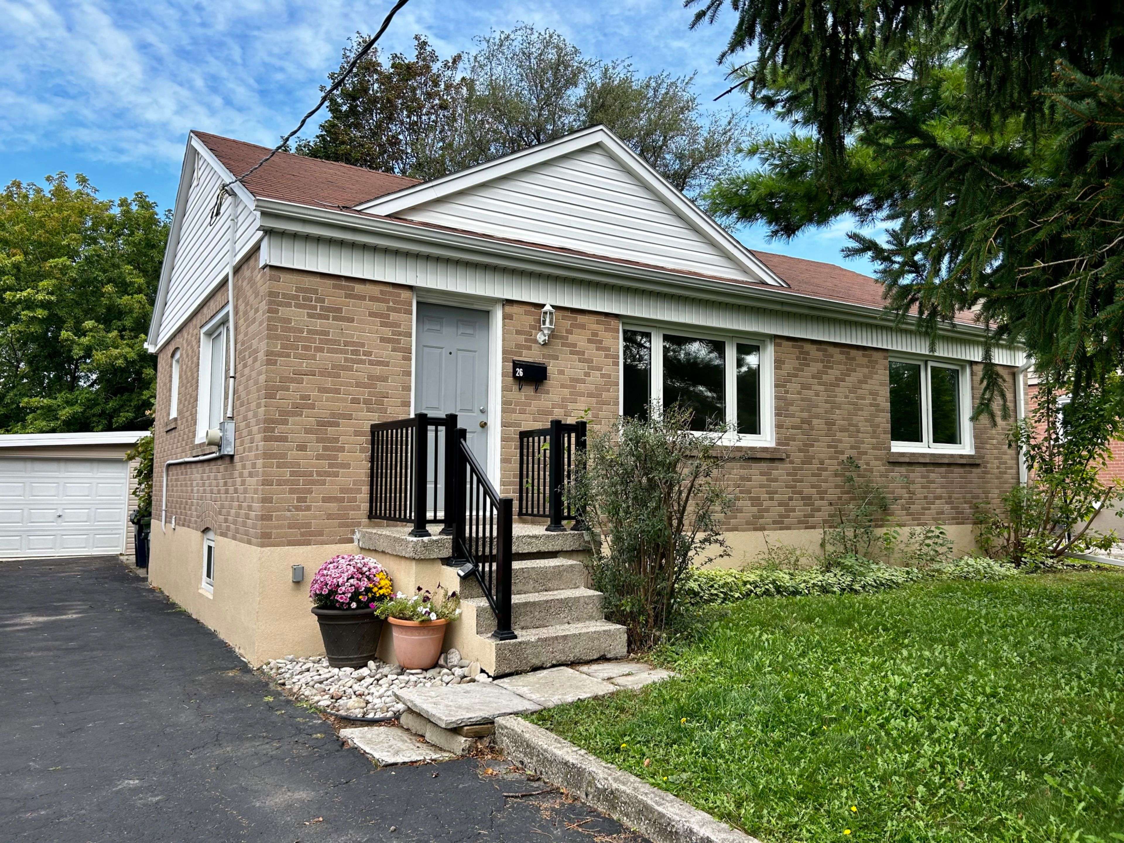 26 Compton CRES, Toronto W05, ON M3M 2C2