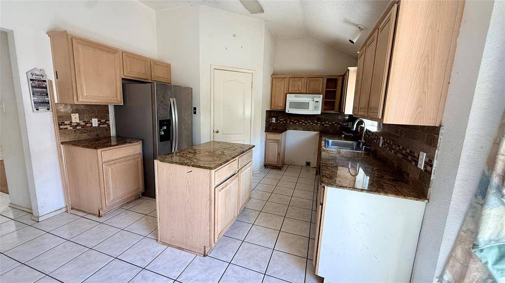 6200 Pierce Arrow Drive, Arlington, TX 76001