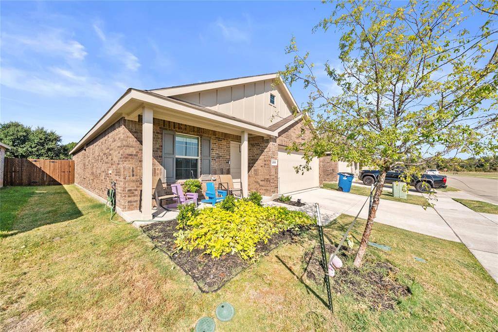 2015 Ava Drive, Ennis, TX 75119