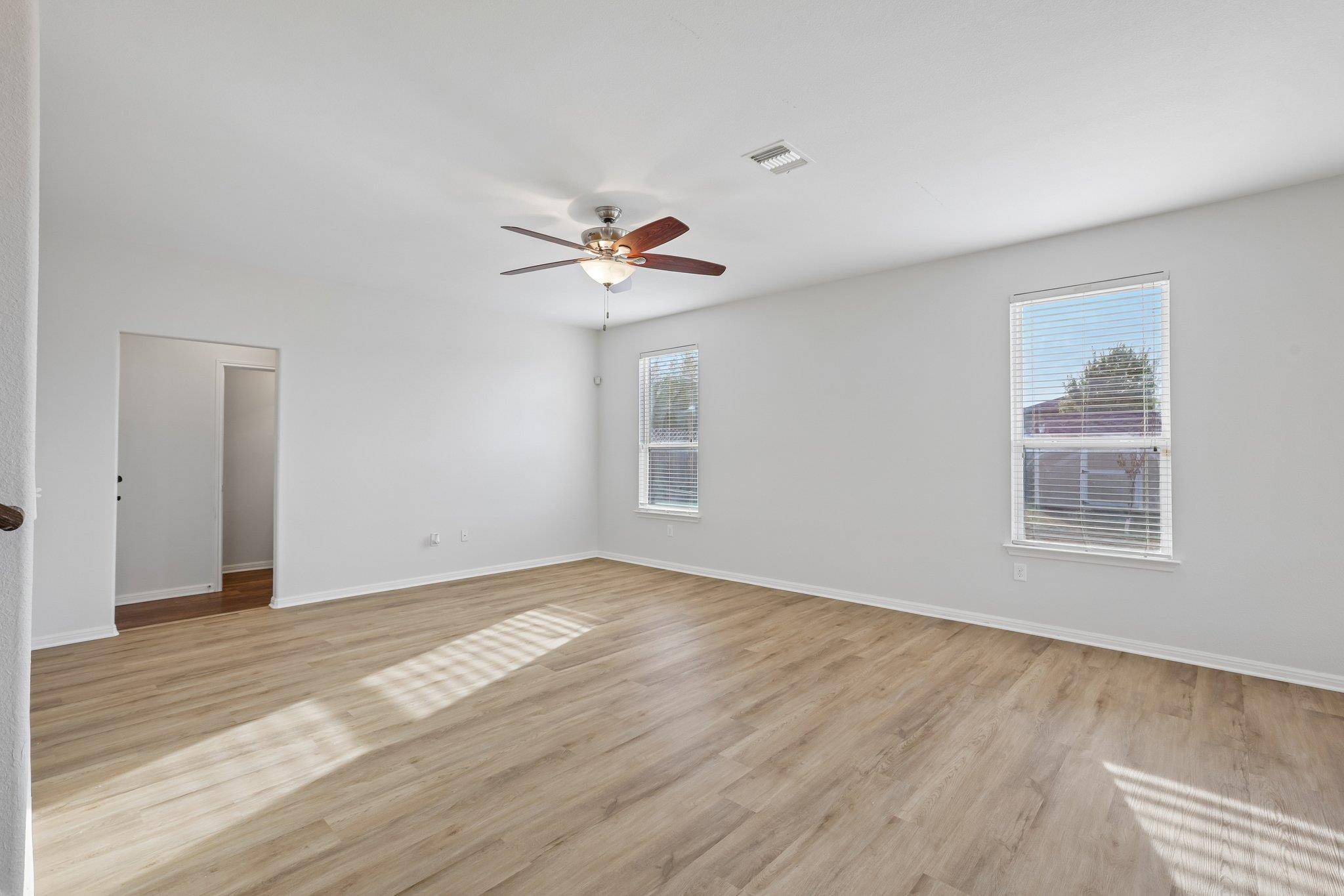 128 Leon River LOOP, Hutto, TX 78634