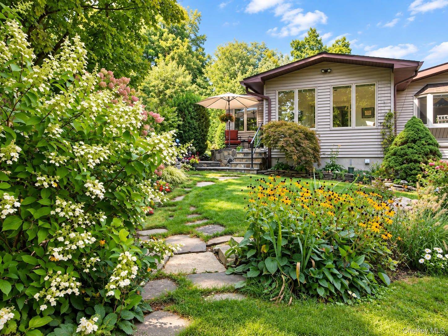 39 Loughran LN, Highland, NY 12528