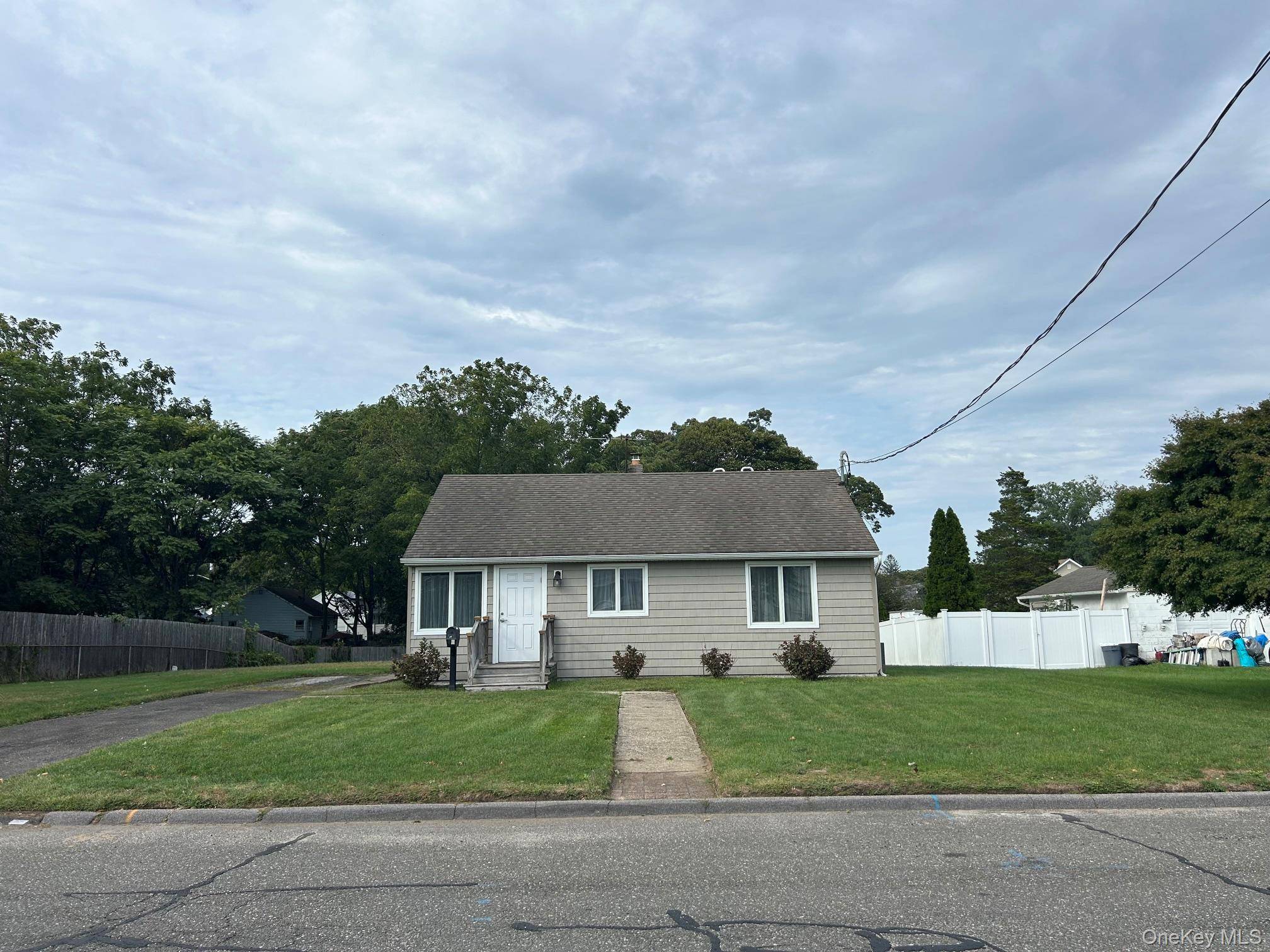 14 Market ST, Centereach, NY 11720
