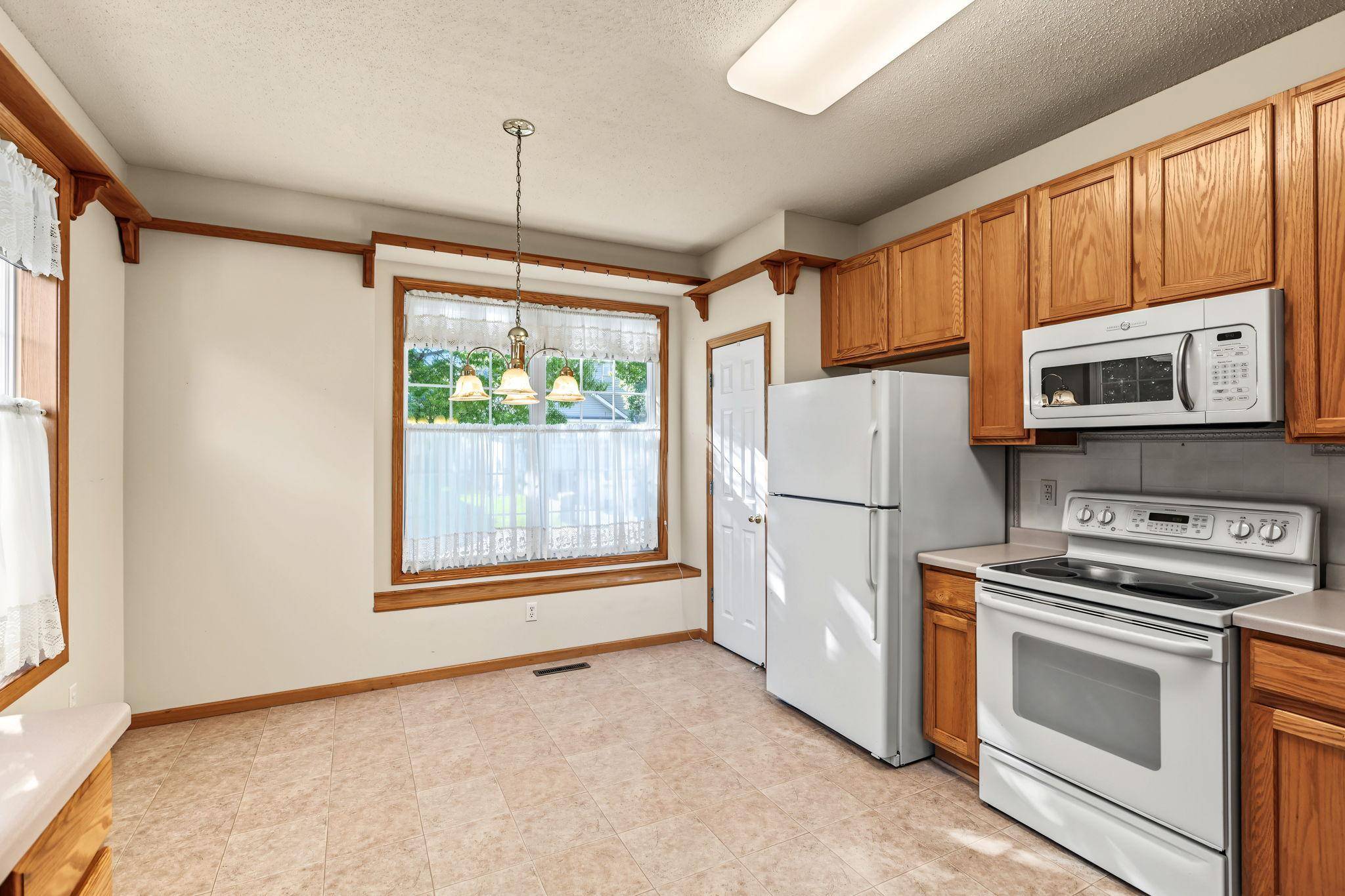 433 Meadowood LN, Burnsville, MN 55337