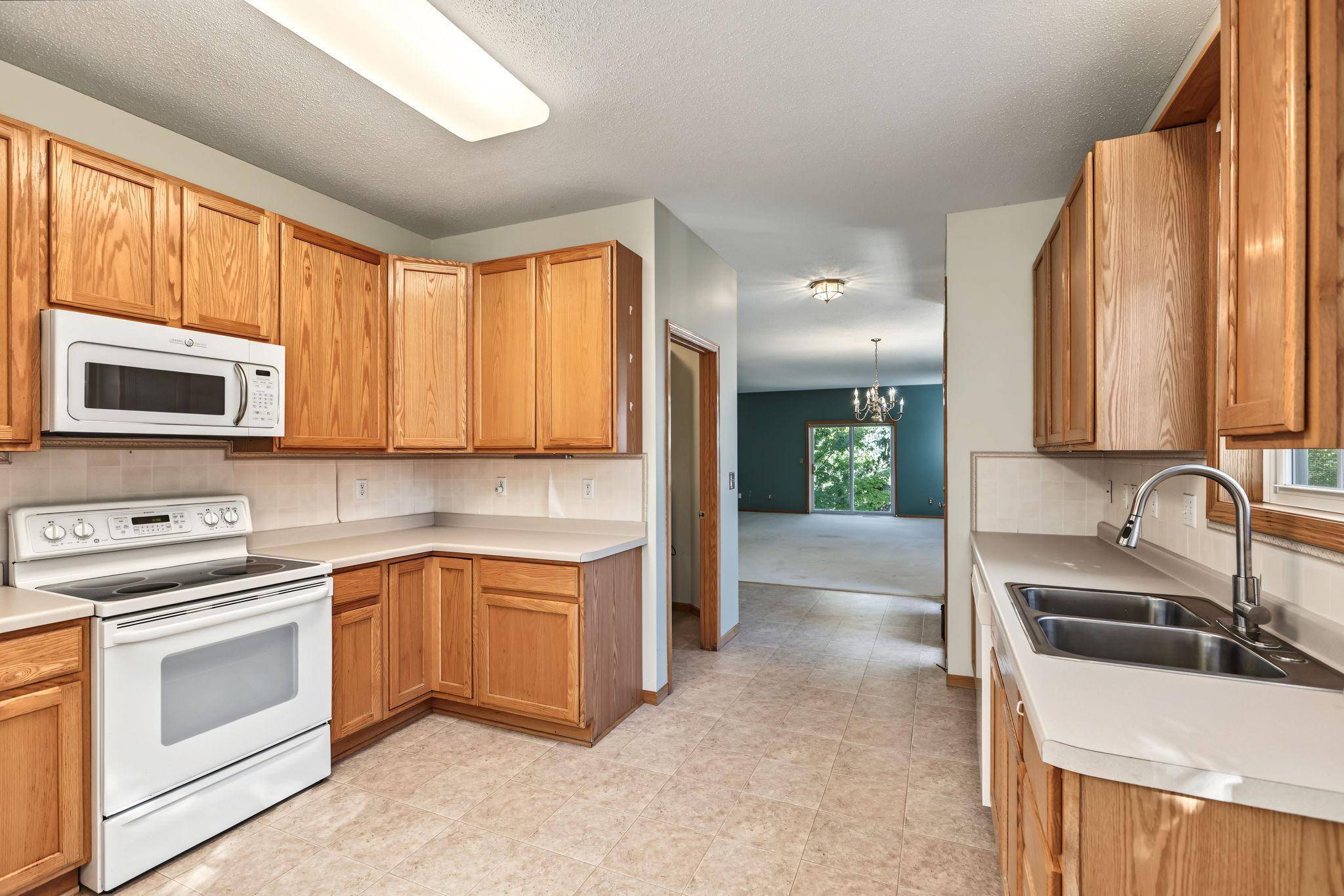 433 Meadowood LN, Burnsville, MN 55337