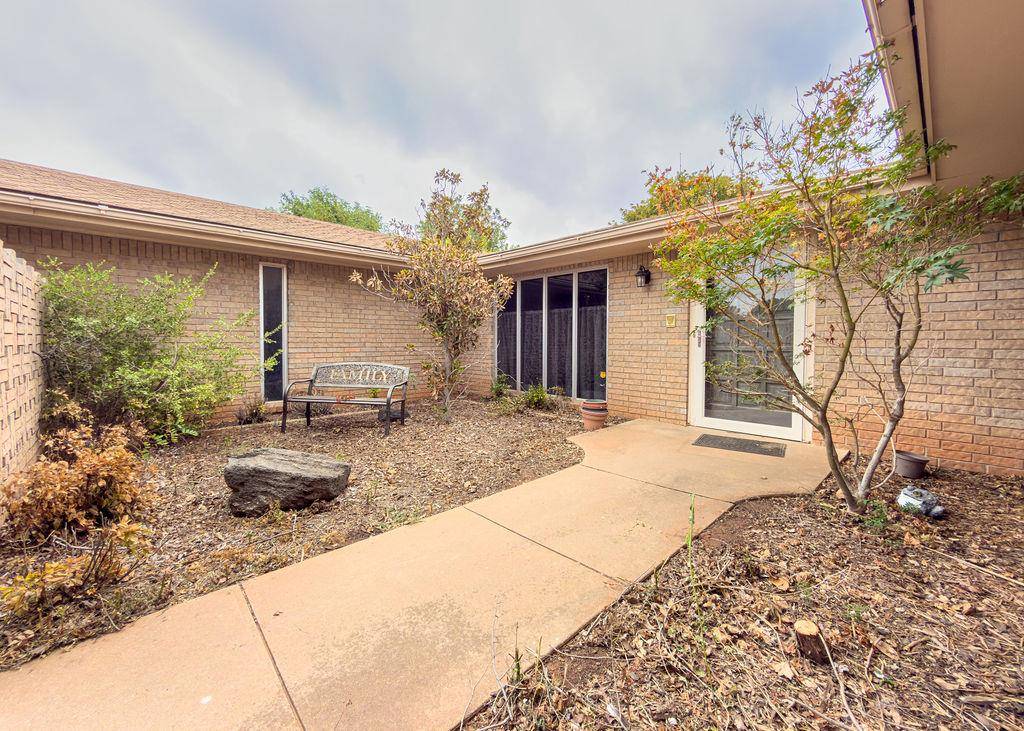 1109 Sherwood RD, Clinton, OK 73601