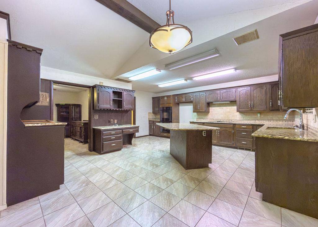 1109 Sherwood RD, Clinton, OK 73601