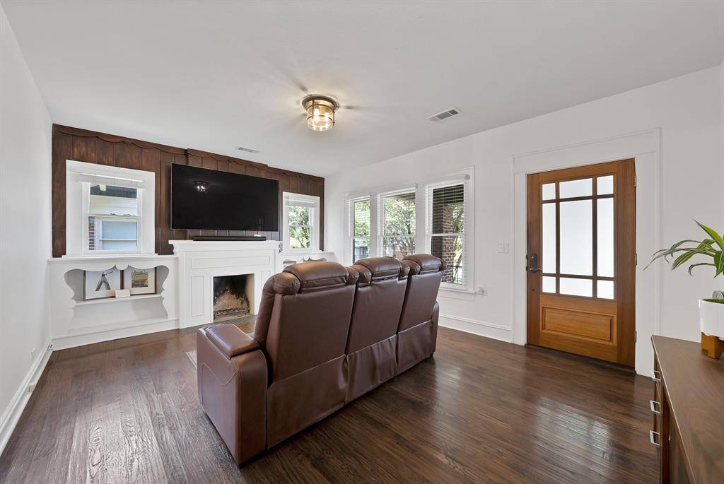 2305 W Rosedale Street S, Fort Worth, TX 76110