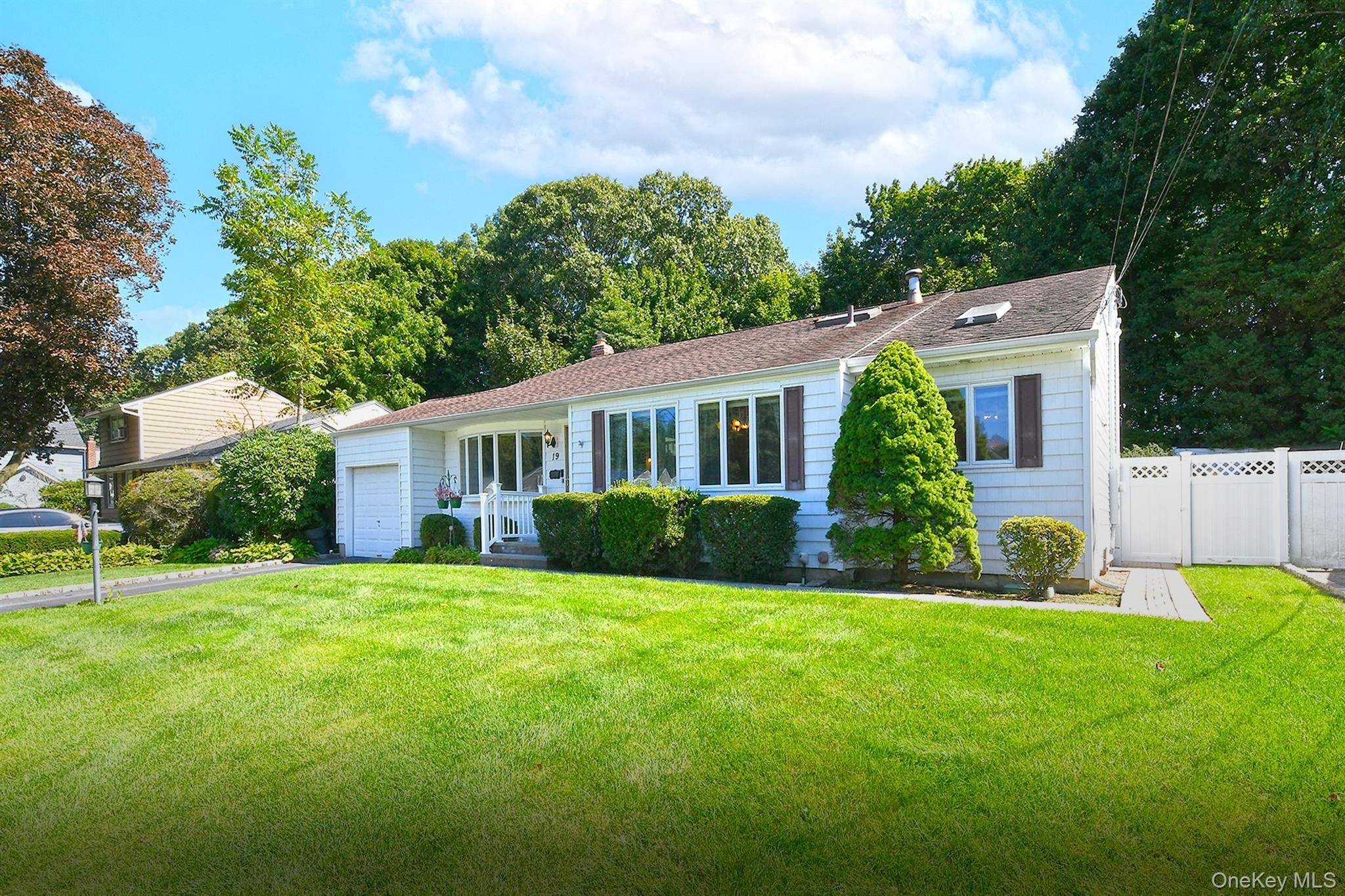 19 Court DR, South Huntington, NY 11746