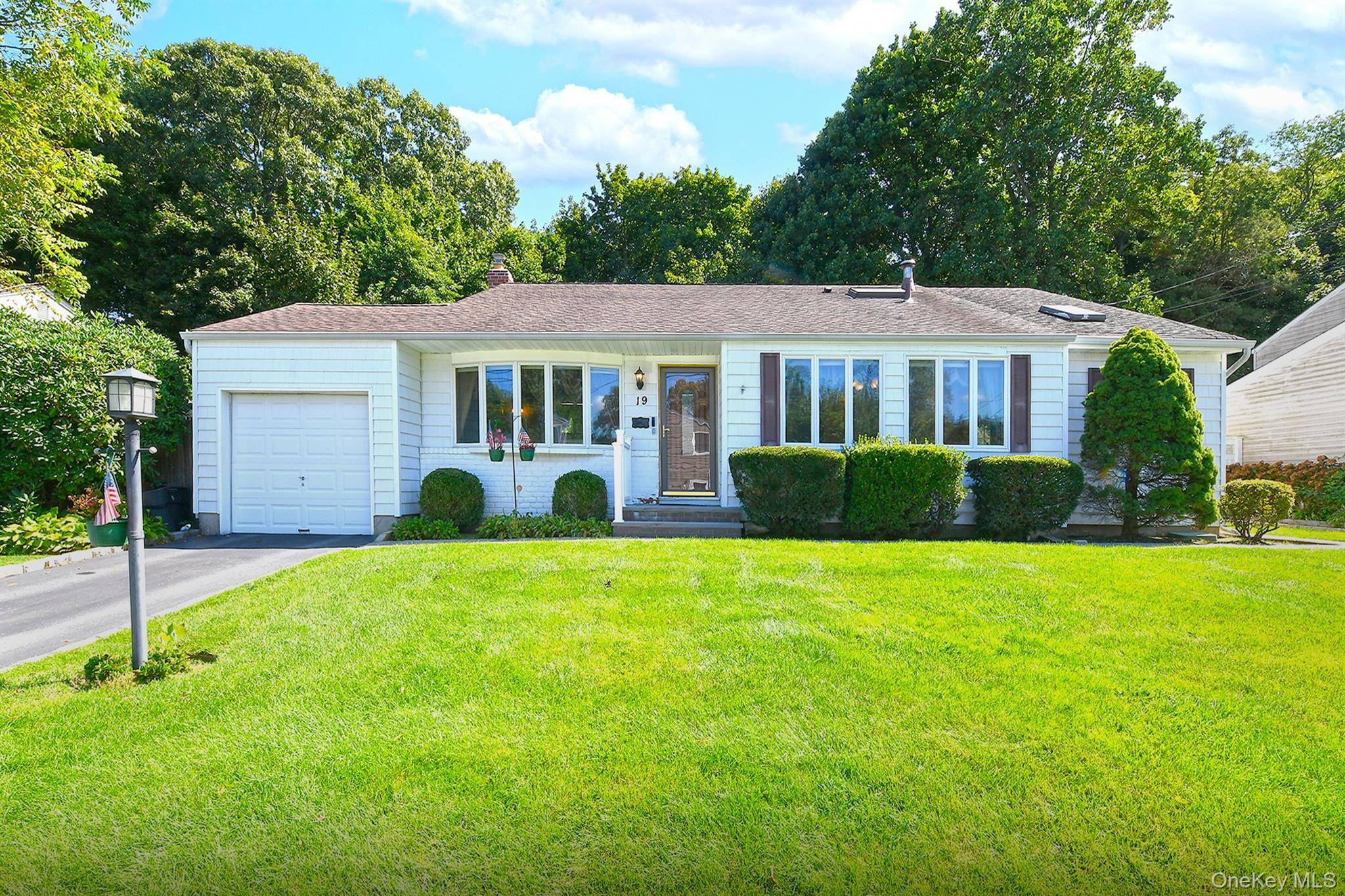 19 Court DR, South Huntington, NY 11746