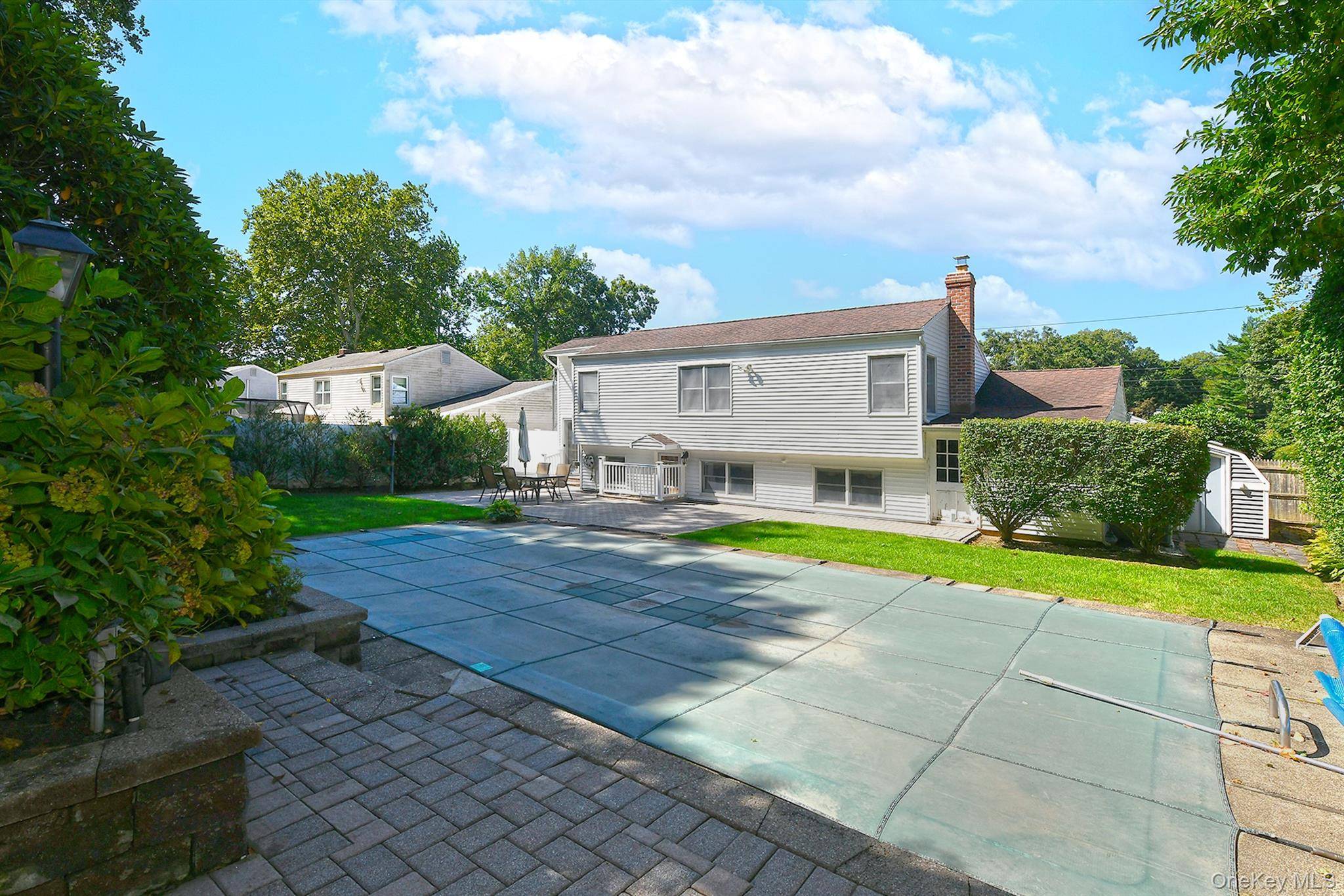 19 Court DR, South Huntington, NY 11746