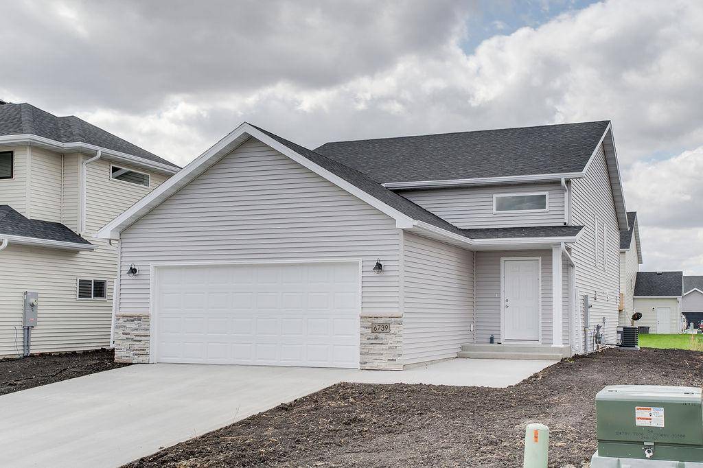 6739 Selkirk DR S, Fargo, ND 58104