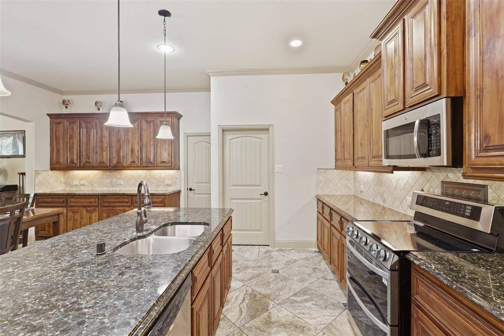 225 Bentley Drive, Midlothian, TX 76065