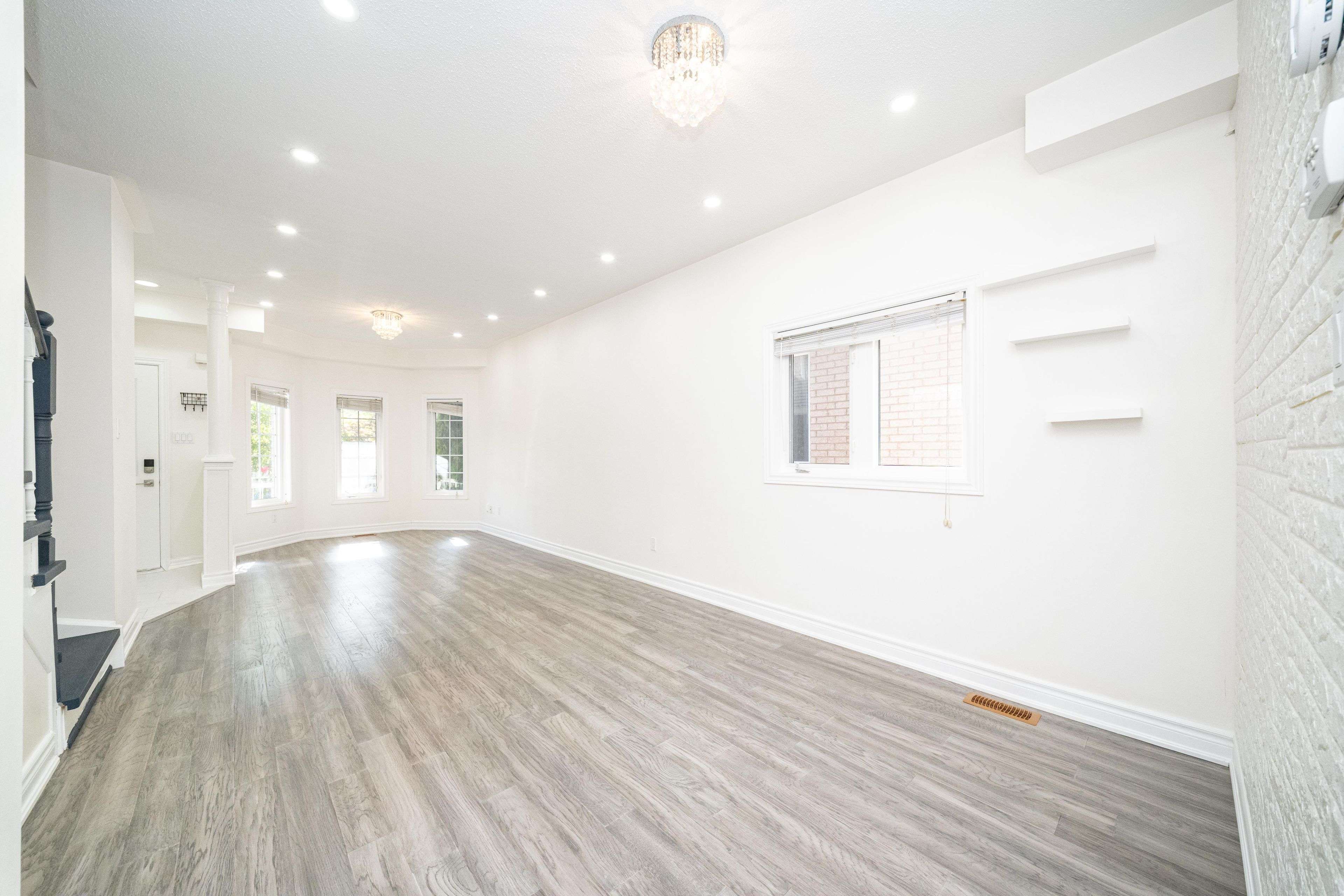 33 Titan DR, Hamilton, ON L8E 5Z9