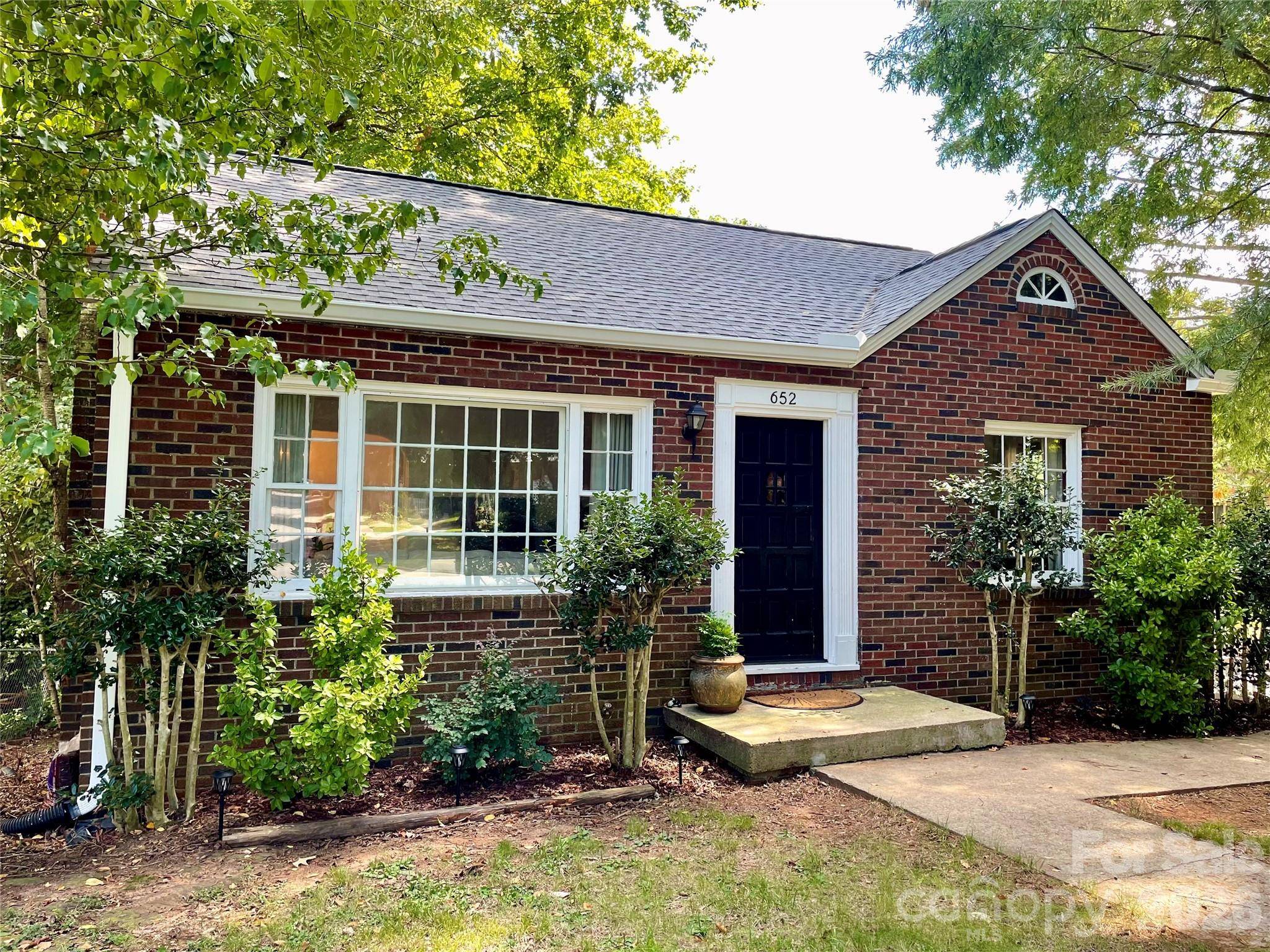 652 Davie AVE, Statesville, NC 28677