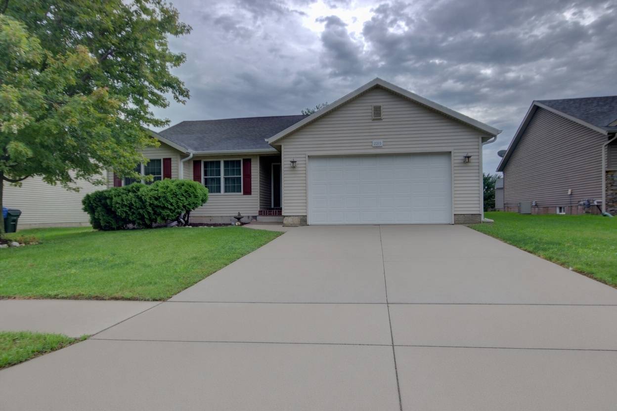 2215 W 59th ST, Davenport, IA 52806
