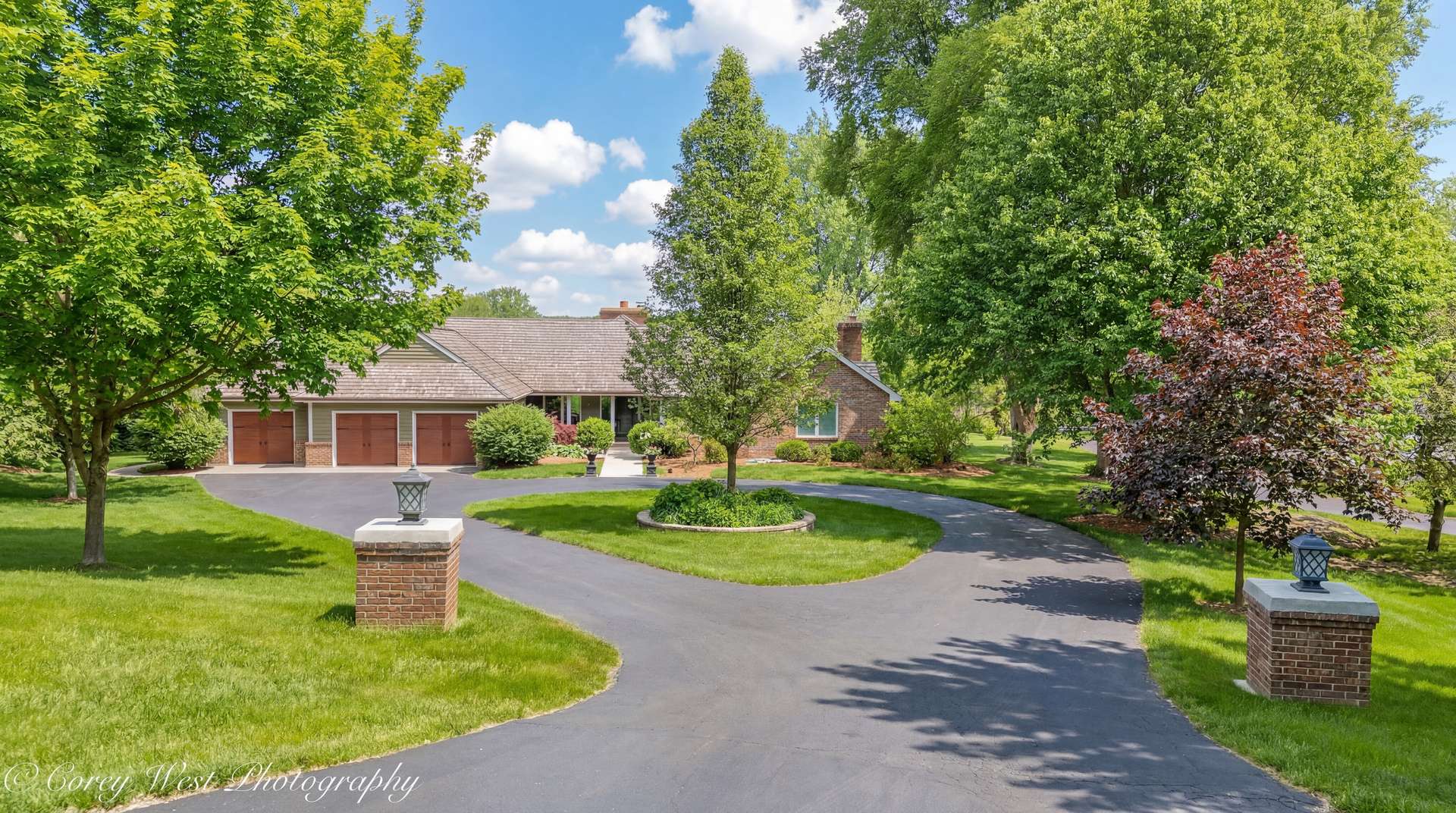 39W944 Deer Run DR, St. Charles, IL 60175