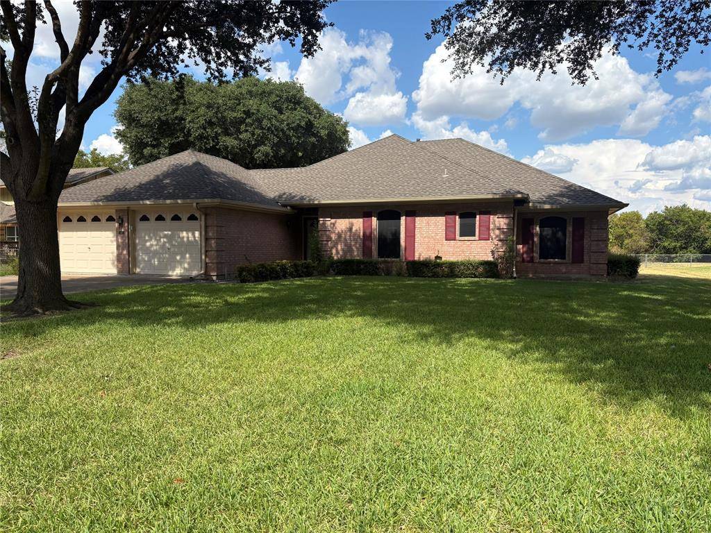 804 S PARIS Street, Ennis, TX 75119
