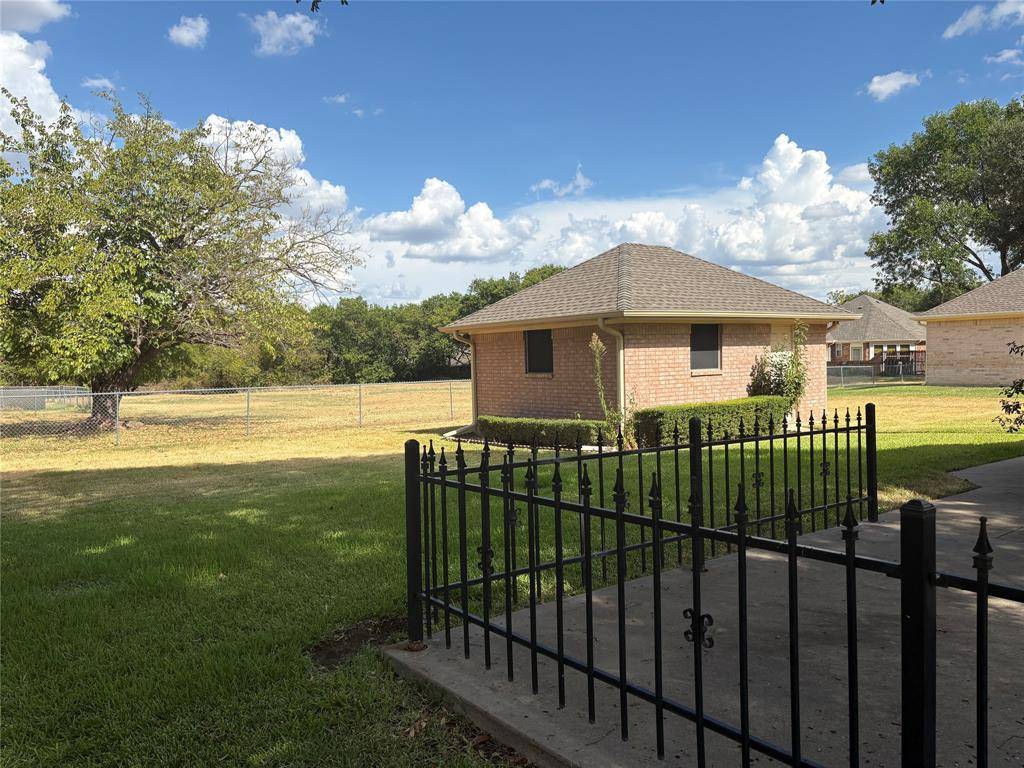 804 S PARIS Street, Ennis, TX 75119
