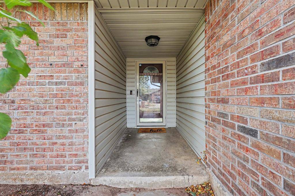 1004 SW 11th ST, Moore, OK 73160