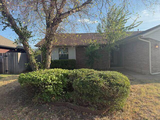 1004 SW 11th ST, Moore, OK 73160