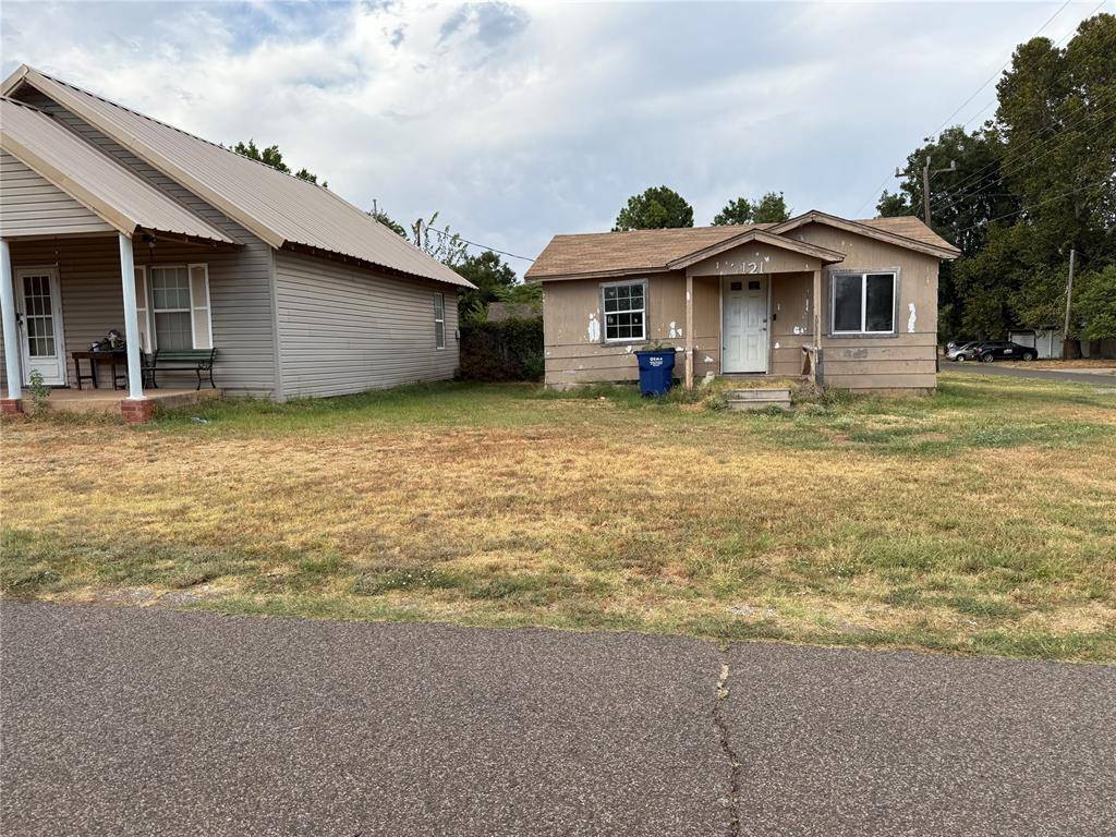 121 E Perry LN, Mustang, OK 73064